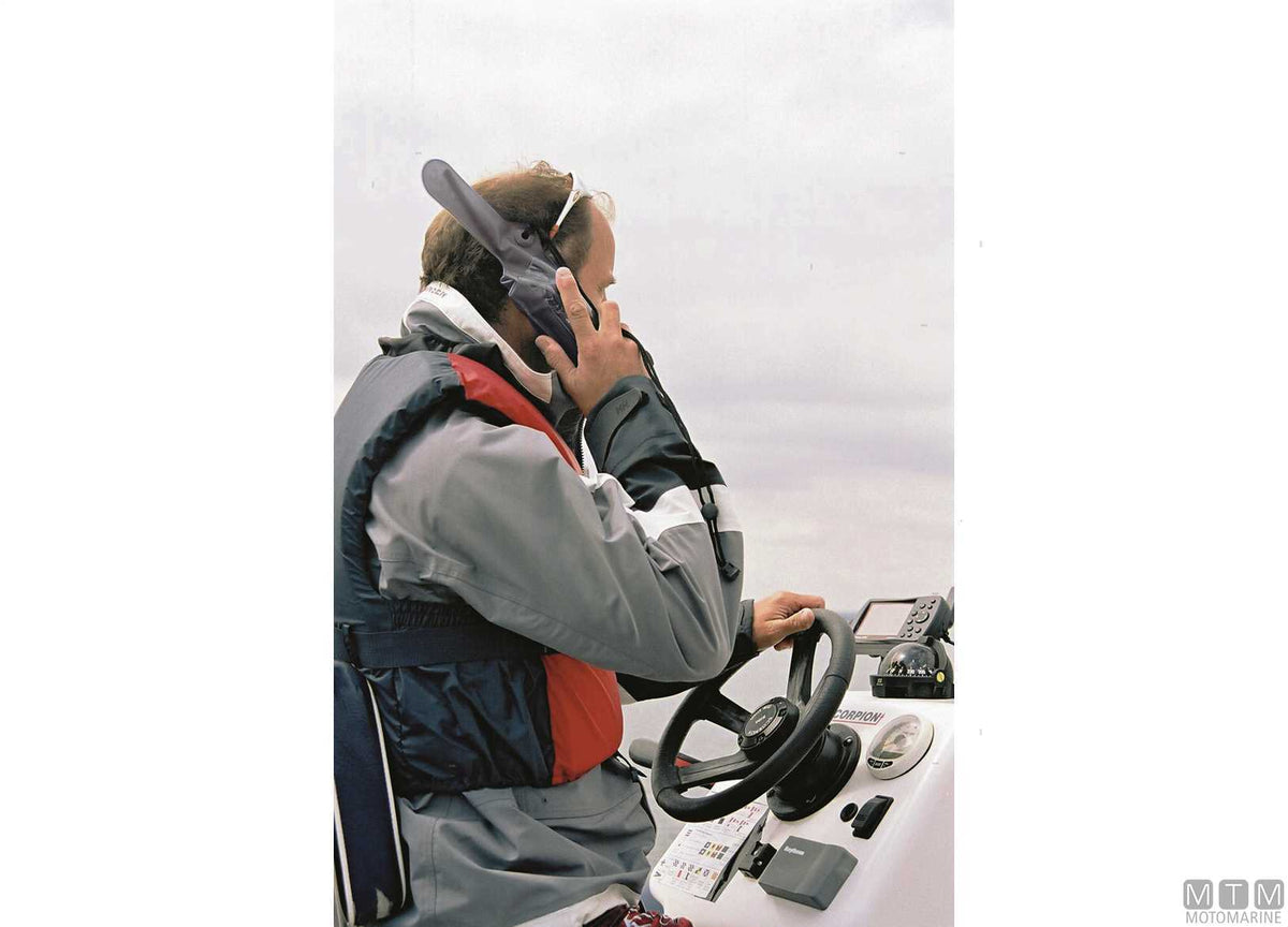 Aquapac waterproof case VHF mini 208 - original photo Motomarine Srl
