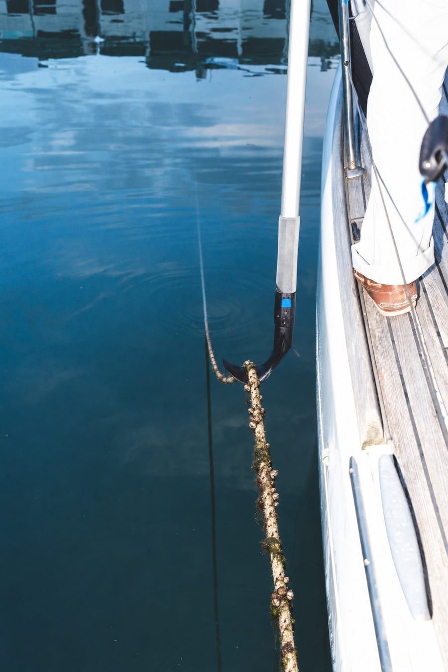 Pick up the mooring line