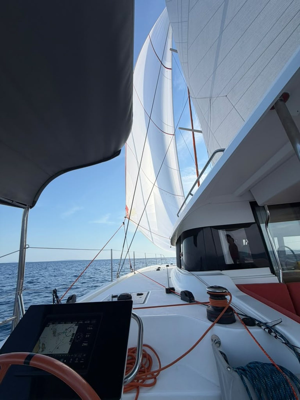 Catamarán navegando con code 0, foto del beta test